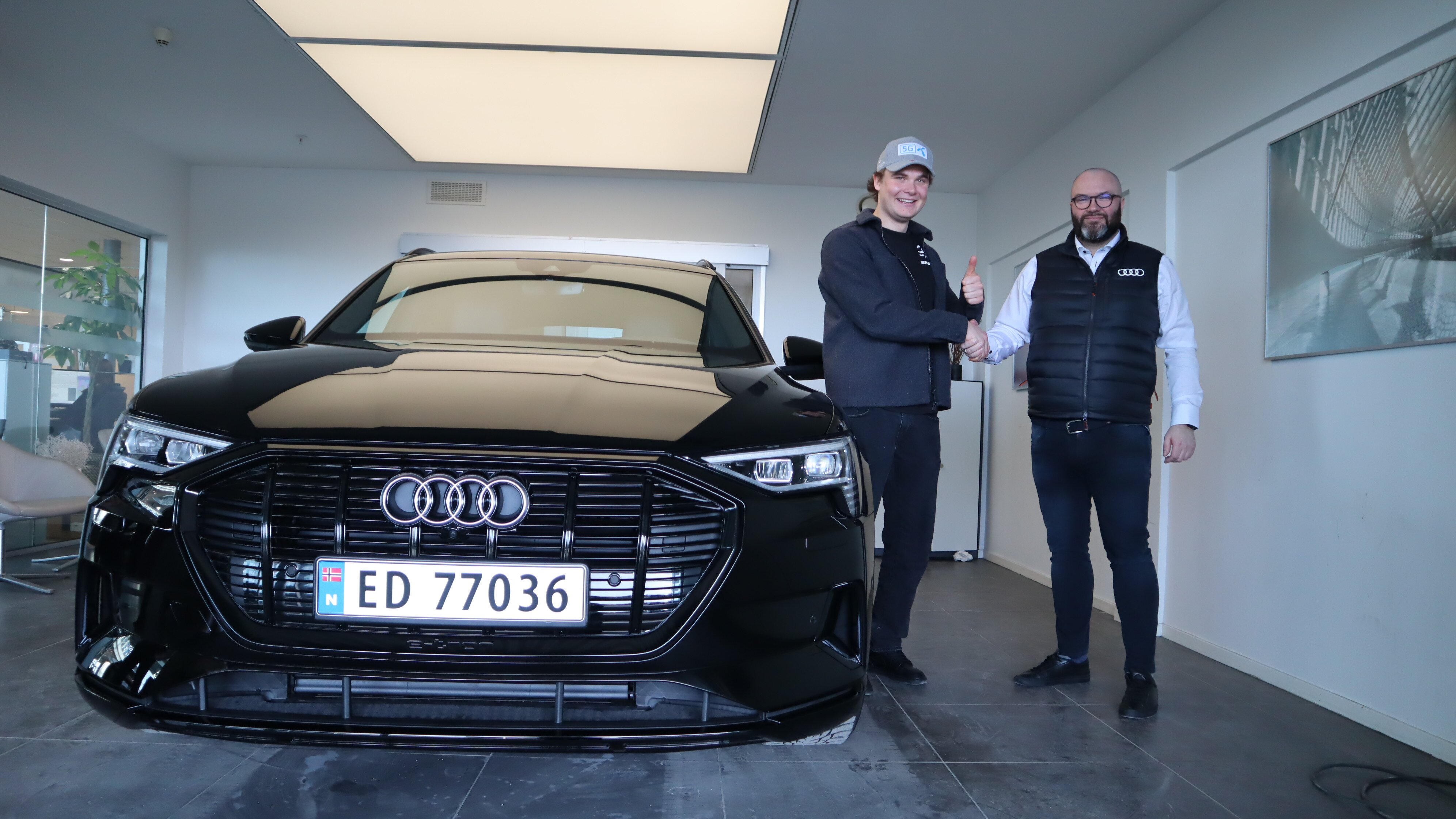 Markus Fossland og Bengt Rohmesmo med Audi e-tron.JPG
